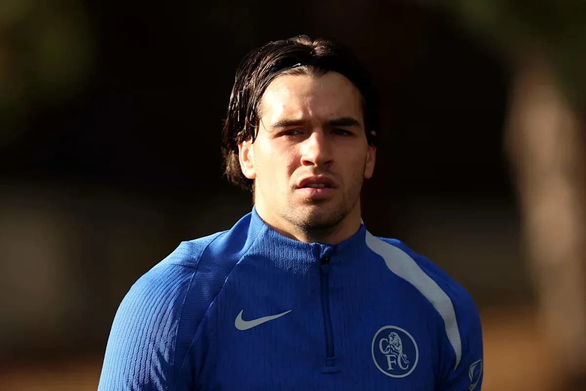 Jugador entrenando con camiseta azul del Chelsea FC Jugador entrenando con camiseta azul del Chelsea FC