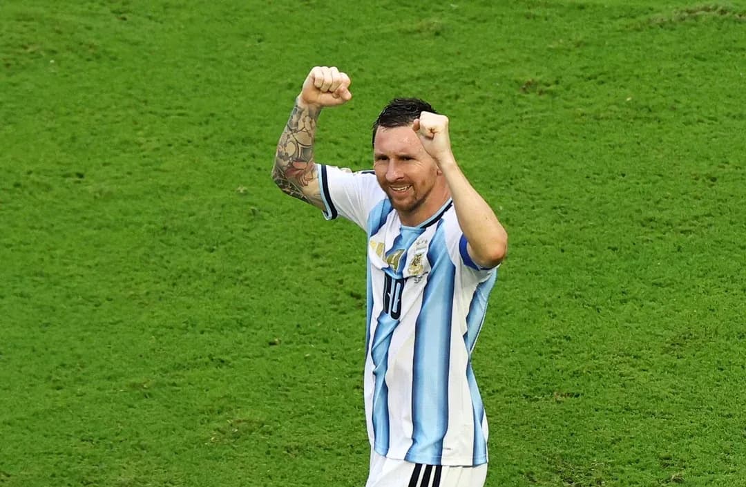 Jugador de Argentina celebrando en el campo de juego Jugador de Argentina celebrando en el campo de juego