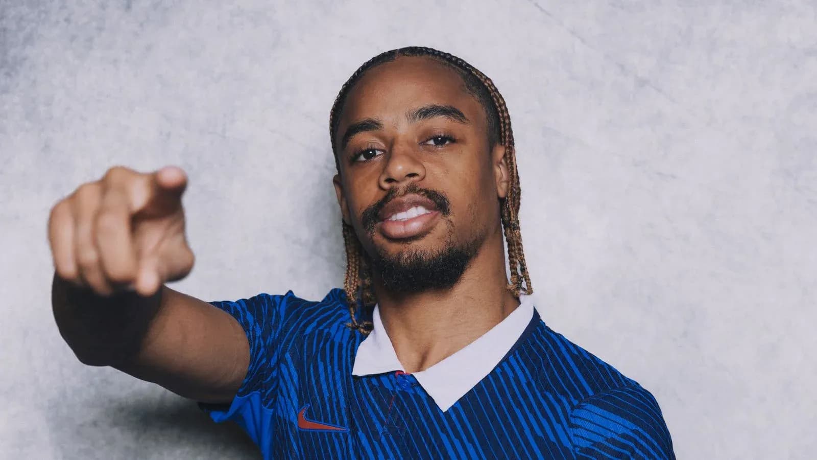 Jugador señalando mientras viste camiseta azul Jugador señalando mientras viste camiseta azul