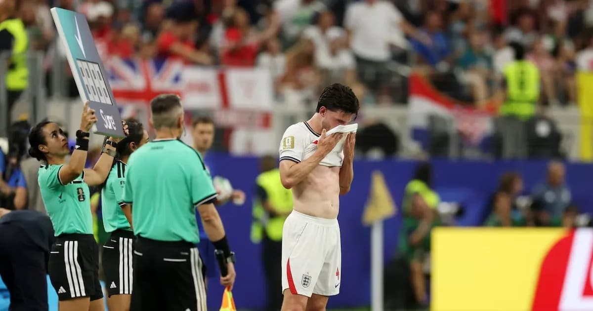 Jugador de Inglaterra se retira del partido, limpiándose la cara Jugador de Inglaterra se retira del partido, limpiándose la cara