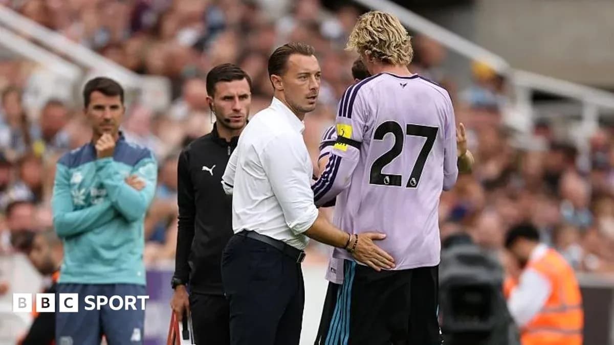 Entrenador hablando con el portero durante el partido Entrenador hablando con el portero durante el partido
