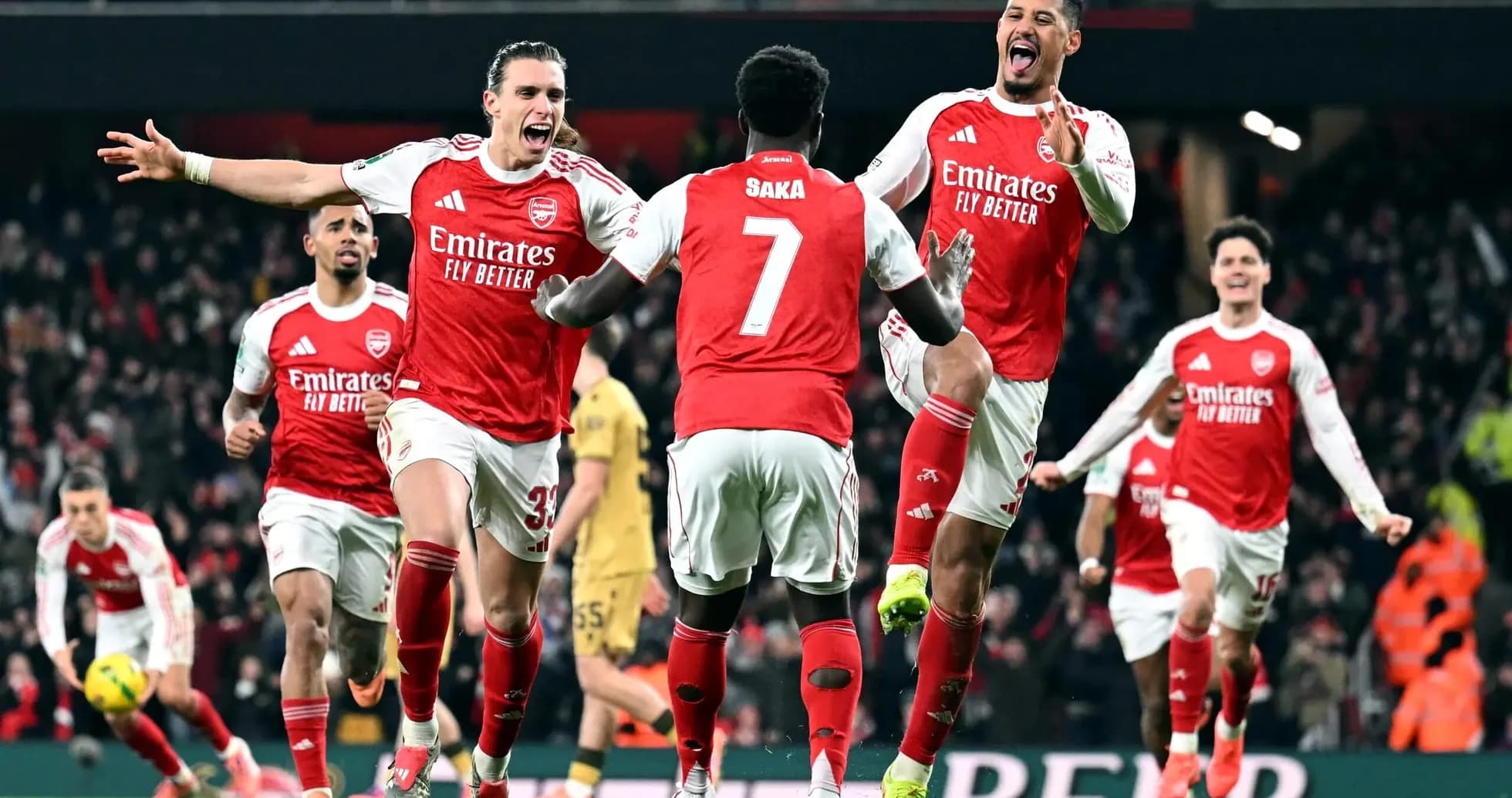 Jugadores de Arsenal celebrando un gol Jugadores de Arsenal celebrando un gol