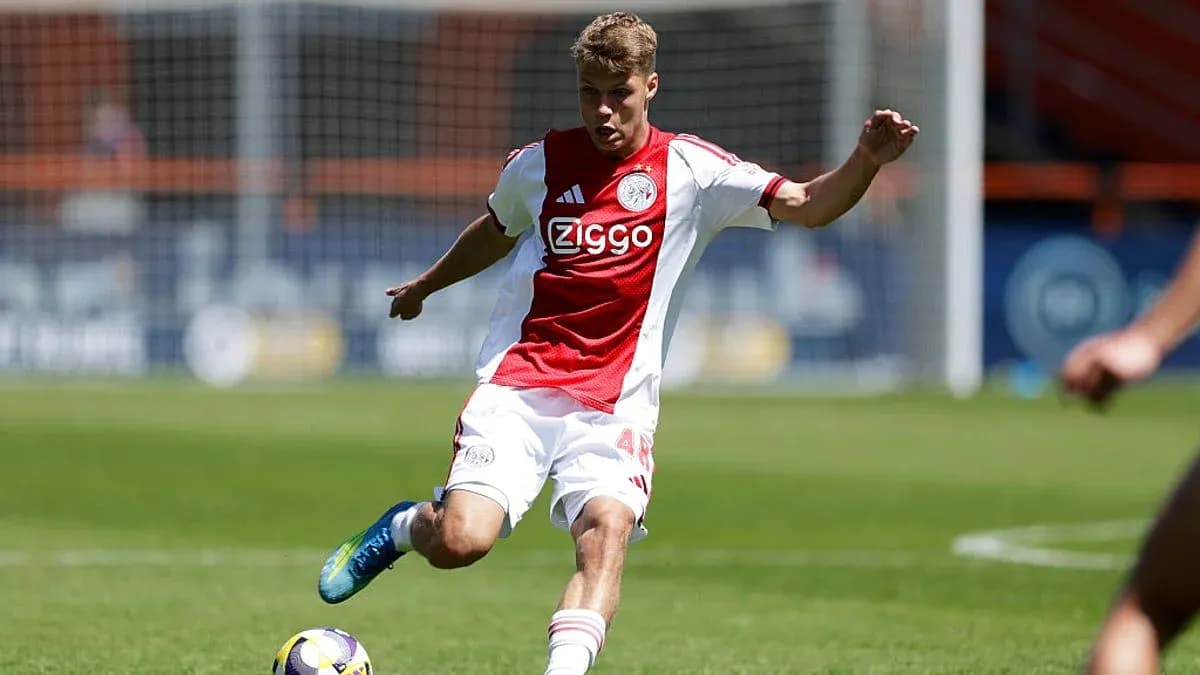 Jugador de Ajax realizando un pase en el campo Jugador de Ajax realizando un pase en el campo