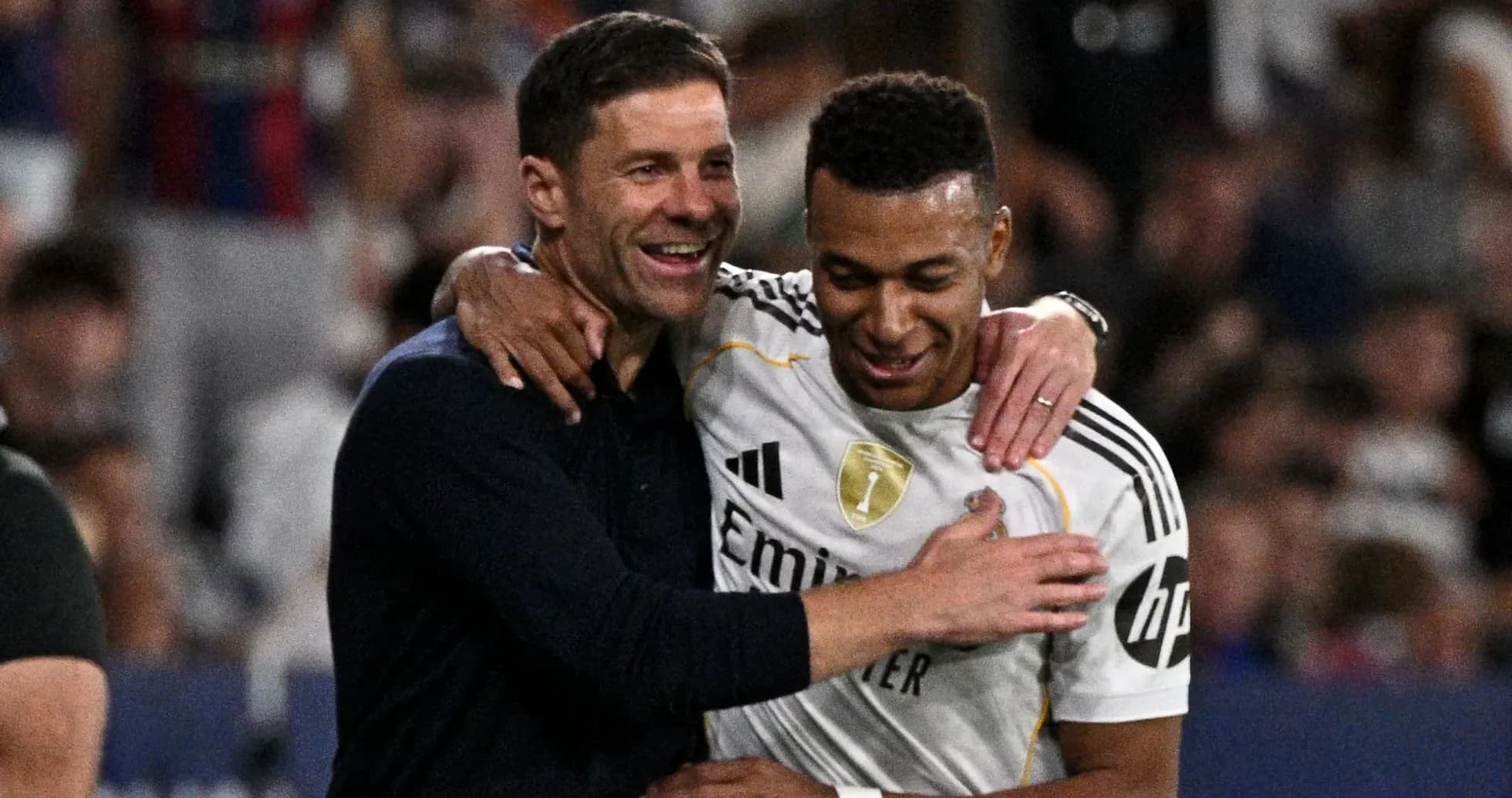 Entrenador y jugador celebrando tras el partido Entrenador y jugador celebrando tras el partido