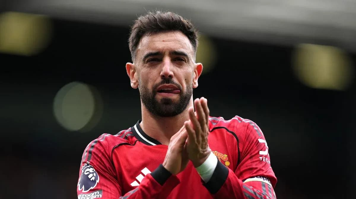 Jugador de Manchester United aplaudiendo a la afición Jugador de Manchester United aplaudiendo a la afición
