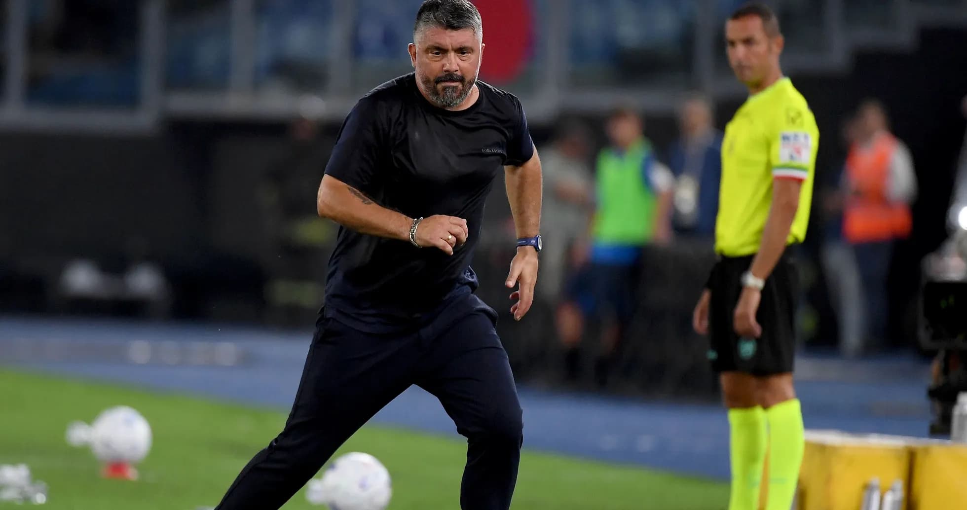 Entrenador corriendo en la línea de banda durante partido Entrenador corriendo en la línea de banda durante partido