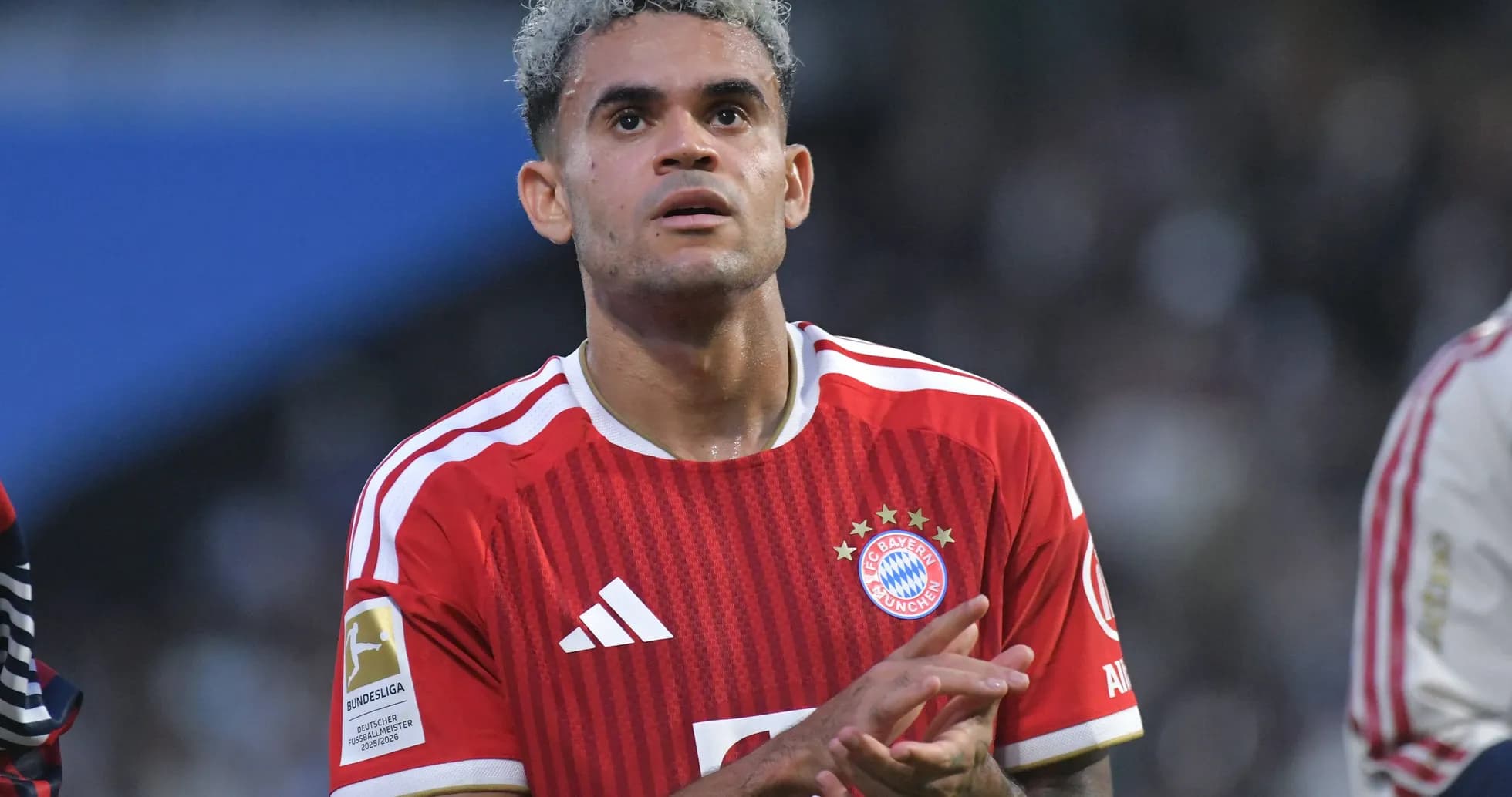 Jugador de Bayern Munich aplaudiendo en el campo Jugador de Bayern Munich aplaudiendo en el campo