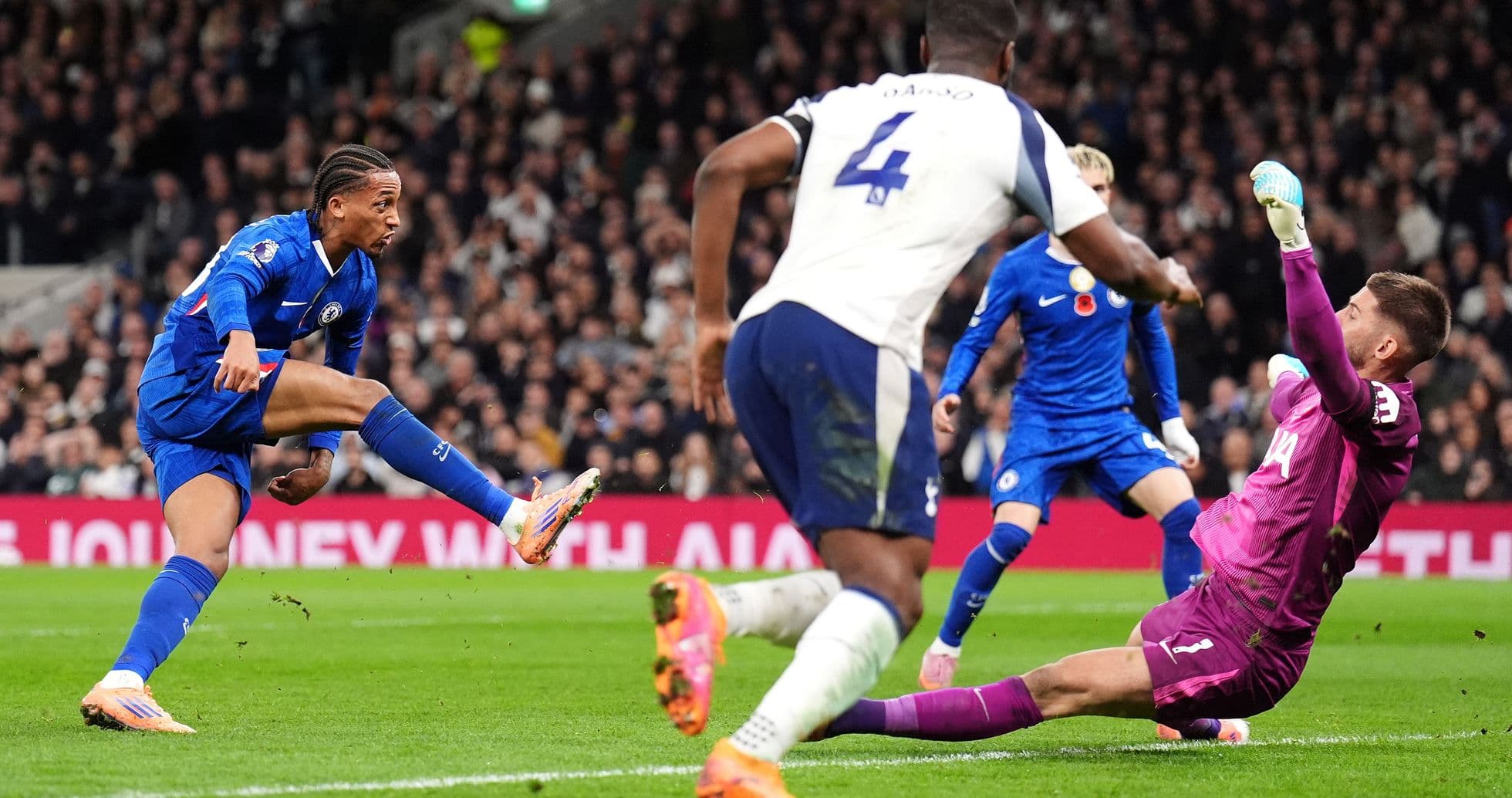 Jugador de Chelsea disparando contra el portero Jugador de Chelsea disparando contra el portero