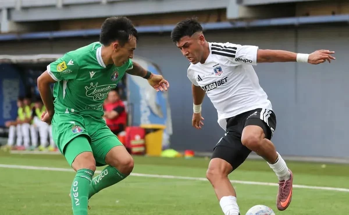Jugadores de Colo Colo y A. Italiano en acción Jugadores de Colo Colo y A. Italiano en acción