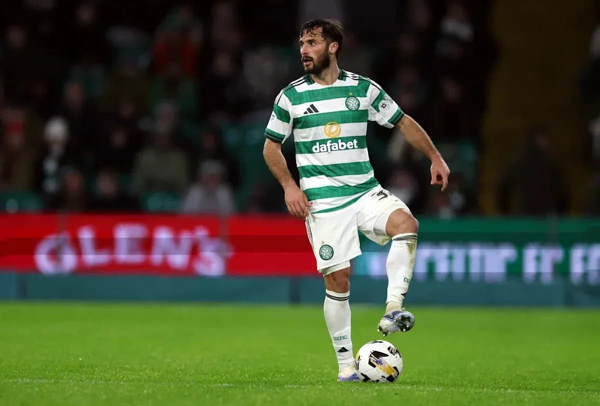 Jugador de Celtic controlando el balón en el campo Jugador de Celtic controlando el balón en el campo