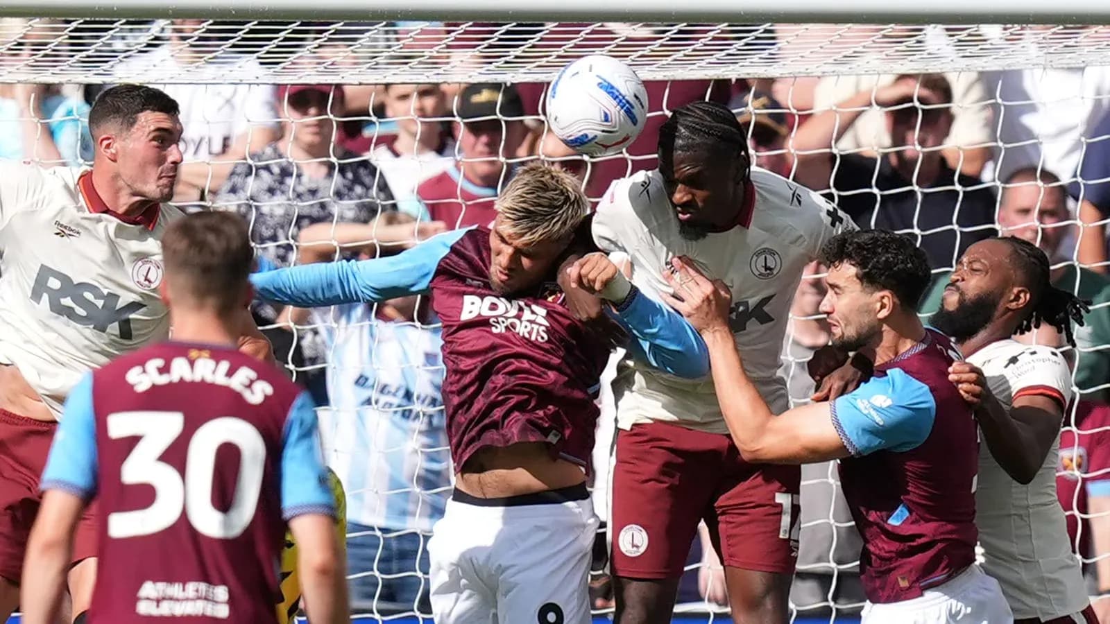 Jugadores disputando un balón en el área penal Jugadores disputando un balón en el área penal
