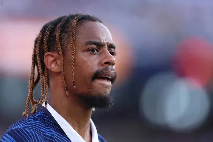 Jugador con trenzas en uniforme deportivo Jugador con trenzas en uniforme deportivo