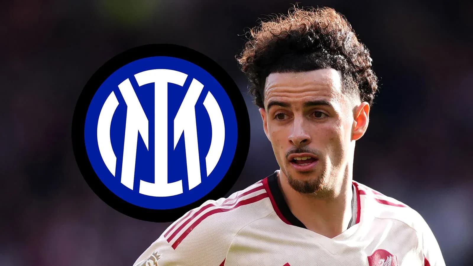 Jugador con camiseta de equipo frente al logo del Inter Jugador con camiseta de equipo frente al logo del Inter