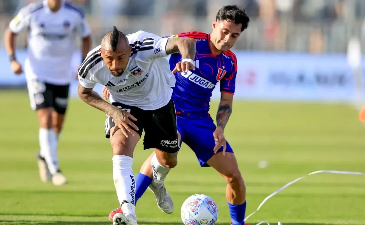 Arturo Vidal y jugador de Universidad de Chile luchando por el balón Arturo Vidal y jugador de Universidad de Chile luchando por el balón