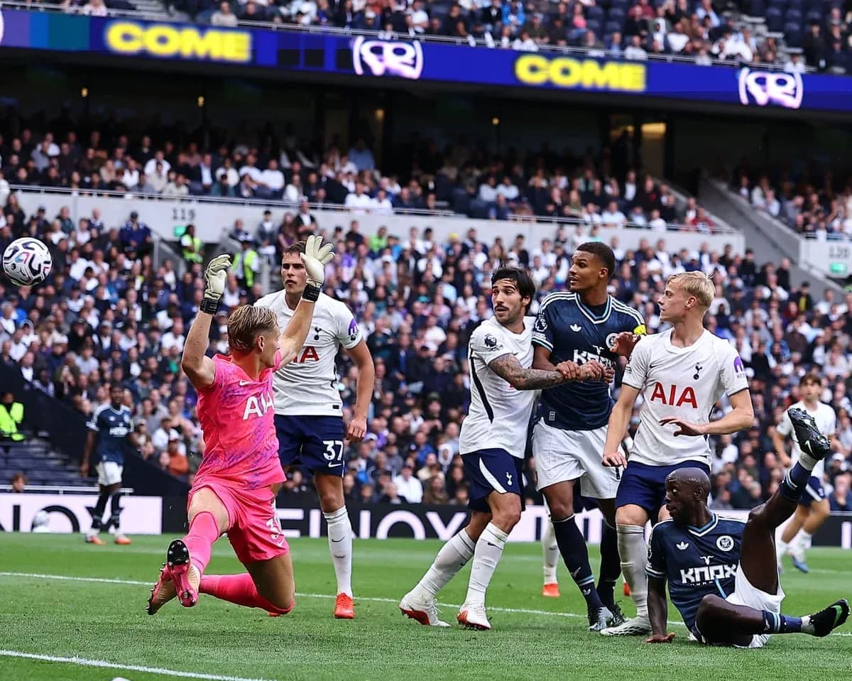 Portero de Tottenham deteniendo un balón en el partido Portero de Tottenham deteniendo un balón en el partido