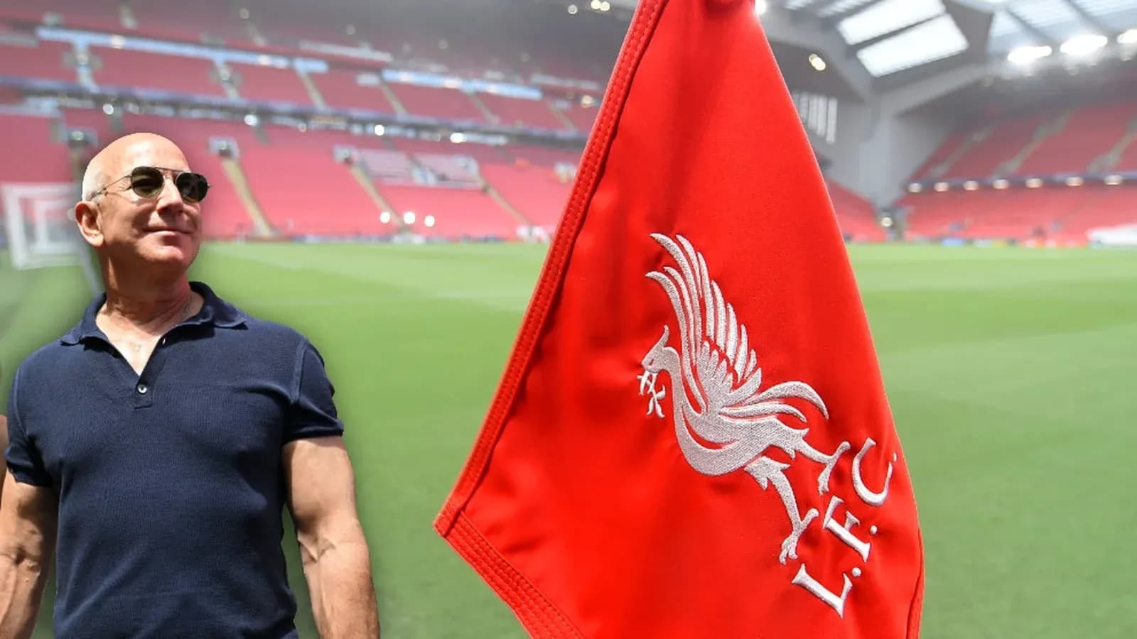 Hombre junto a bandera de Liverpool en estadio Hombre junto a bandera de Liverpool en estadio