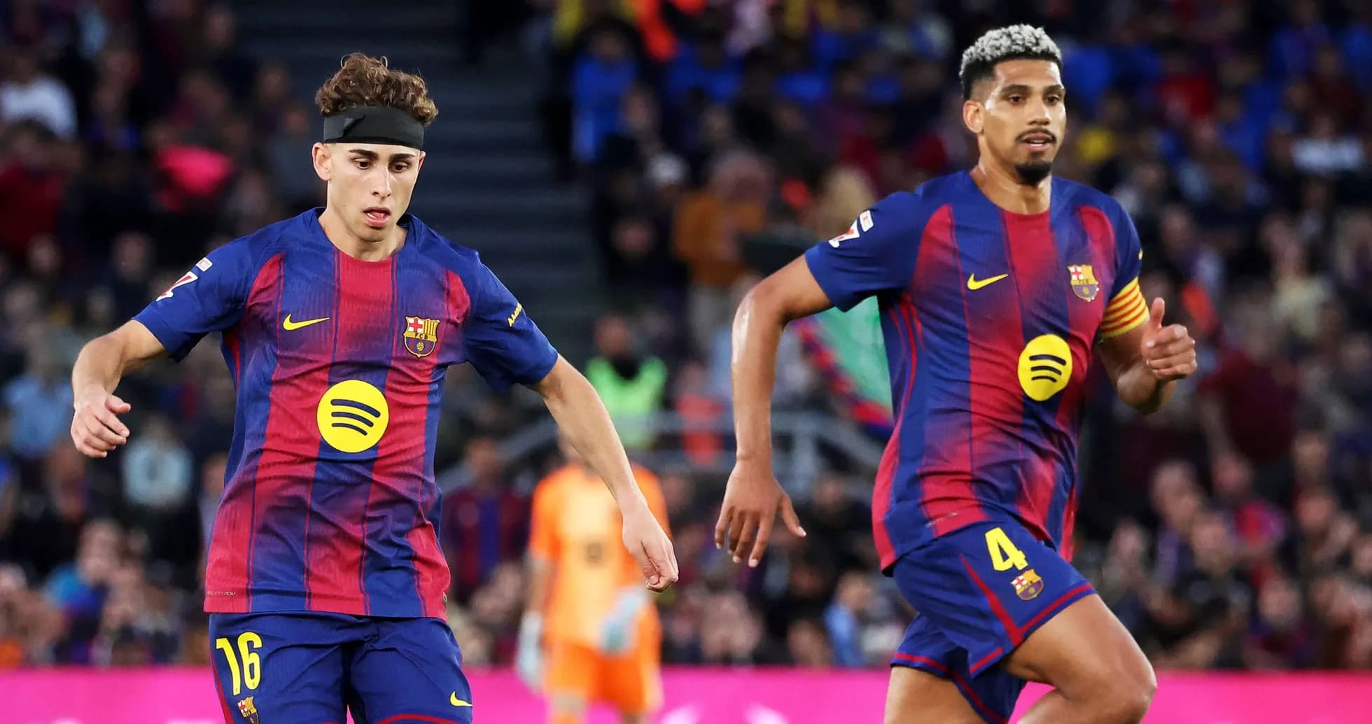 Dos jugadores del FC Barcelona corriendo en el campo Dos jugadores del FC Barcelona corriendo en el campo