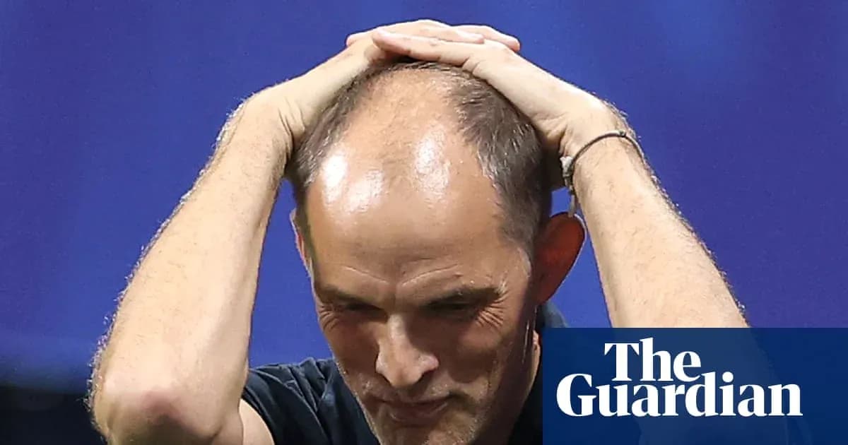 Entrenador con manos en la cabeza durante el partido Entrenador con manos en la cabeza durante el partido
