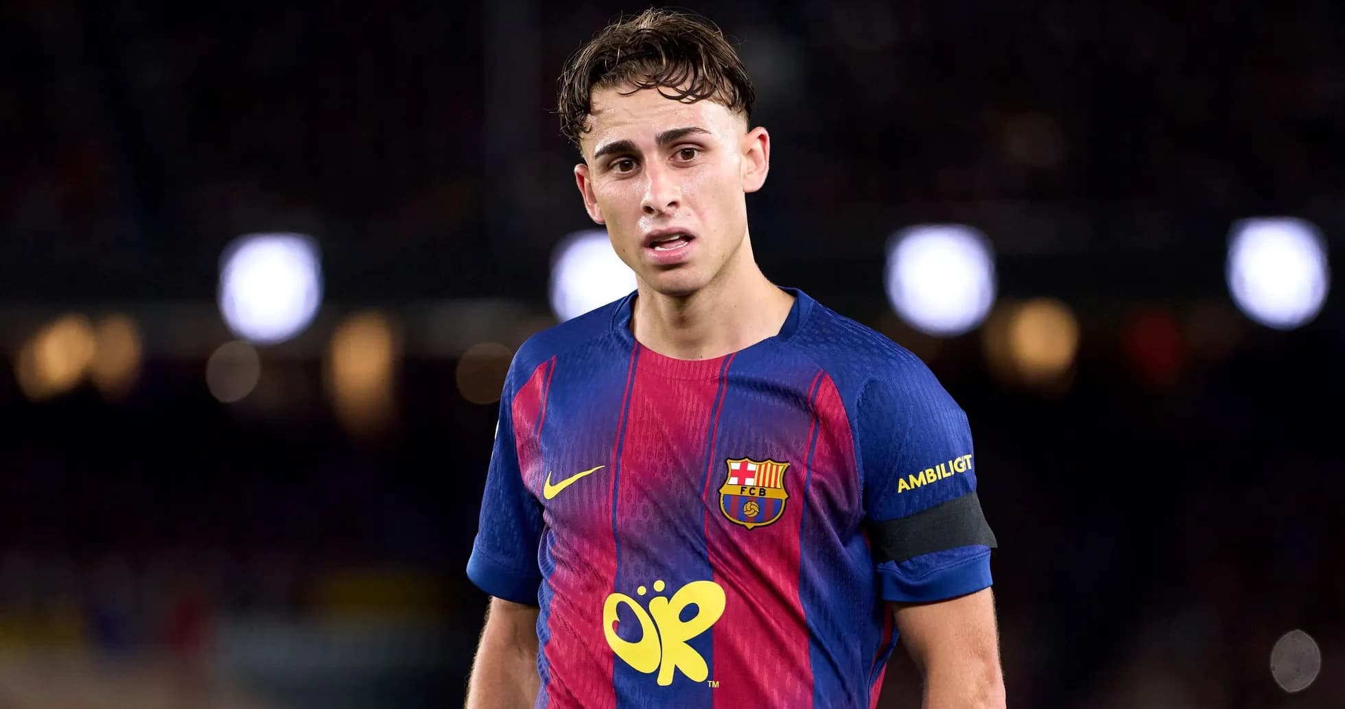 Jugador del FC Barcelona en el campo de juego Jugador del FC Barcelona en el campo de juego