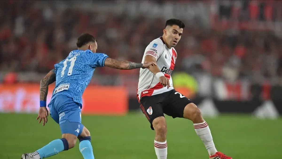Jugador de River Plate esquivando a rival Jugador de River Plate esquivando a rival