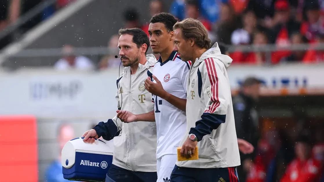 Jugador siendo asistido por personal médico durante el partido Jugador siendo asistido por personal médico durante el partido