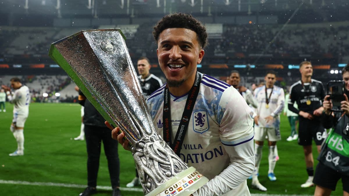 Jugador sosteniendo trofeo de la UEFA Europa League Jugador sosteniendo trofeo de la UEFA Europa League