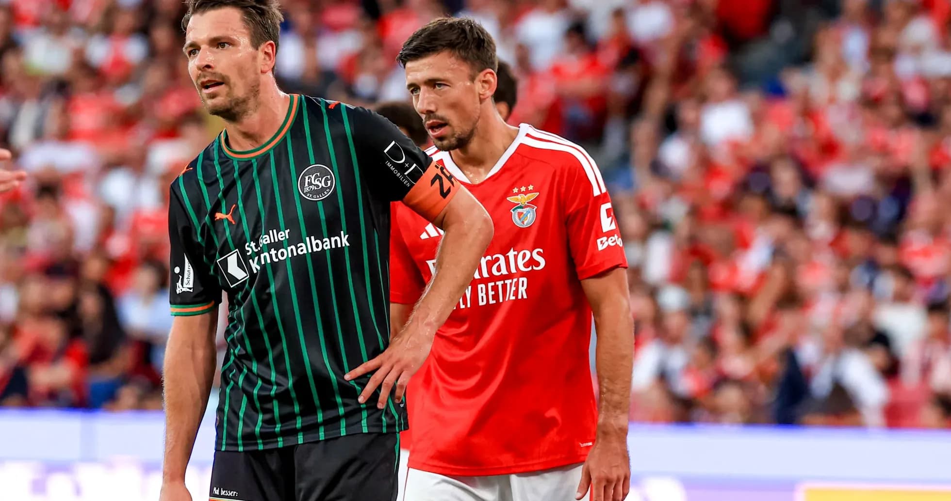Jugadores de Benfica y FC St. Gallen en acción Jugadores de Benfica y FC St. Gallen en acción