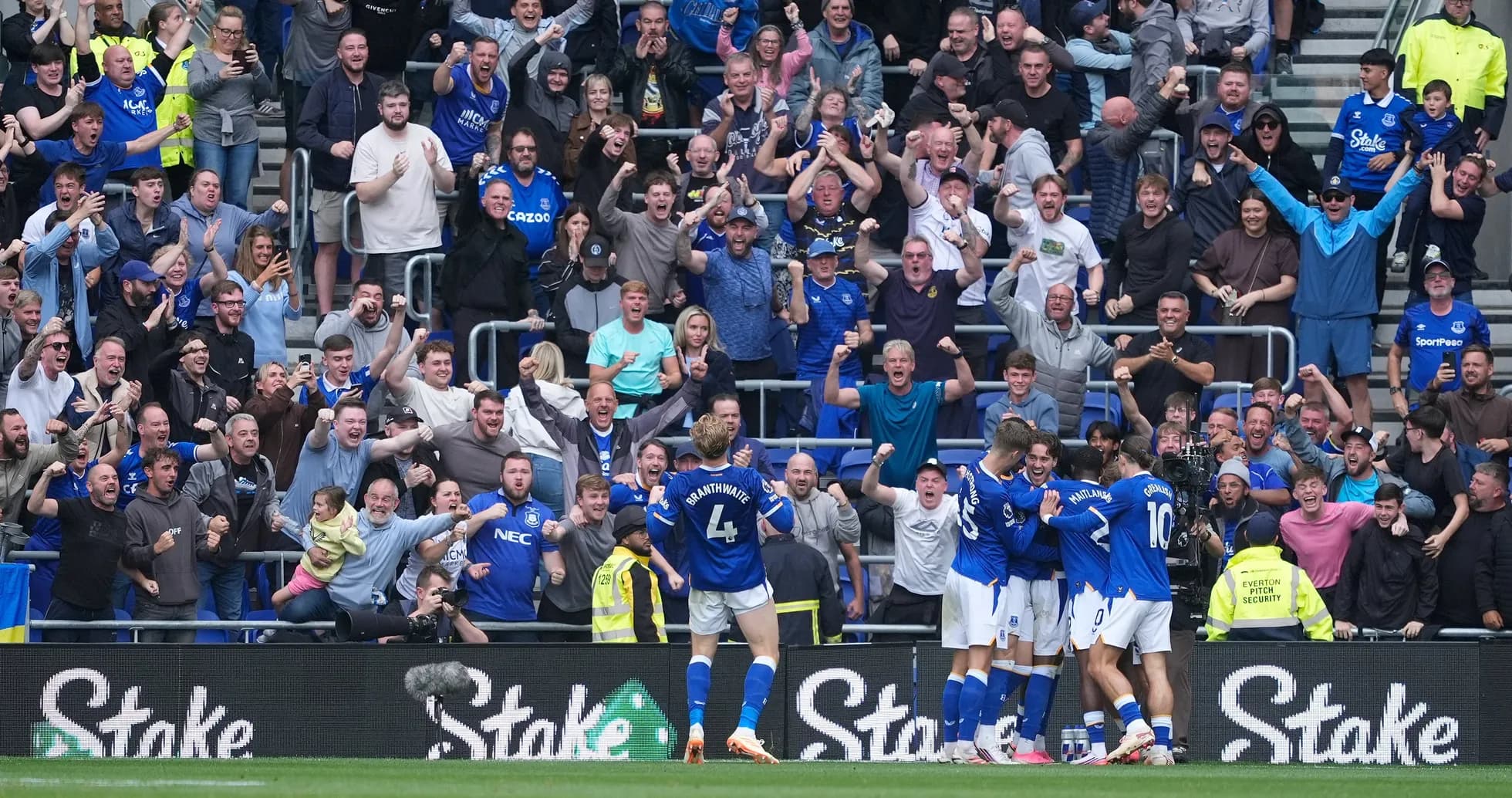 Aficionados celebrando un gol del Everton Aficionados celebrando un gol del Everton