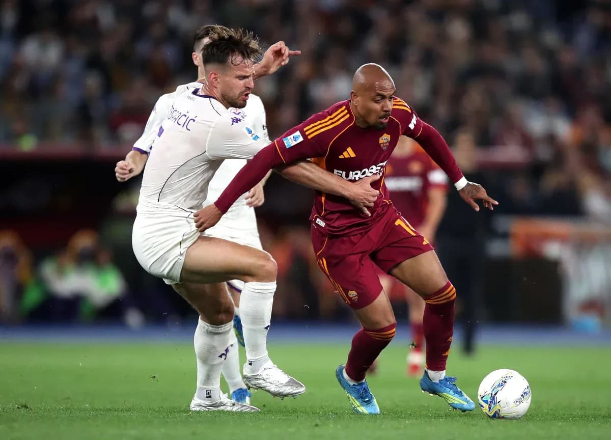 Jugadores de AS Roma y Fiorentina disputando el balón Jugadores de AS Roma y Fiorentina disputando el balón