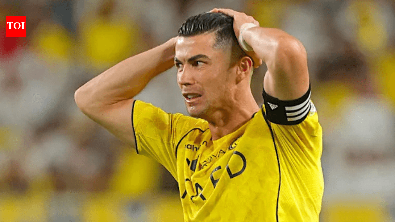 Jugador con camiseta amarilla sosteniendo la cabeza Jugador con camiseta amarilla sosteniendo la cabeza