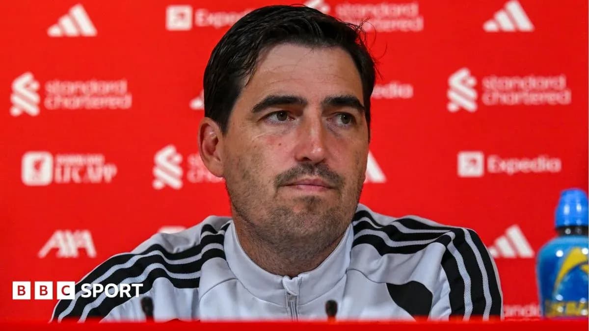 Entrenador en rueda de prensa con fondo rojo Entrenador en rueda de prensa con fondo rojo