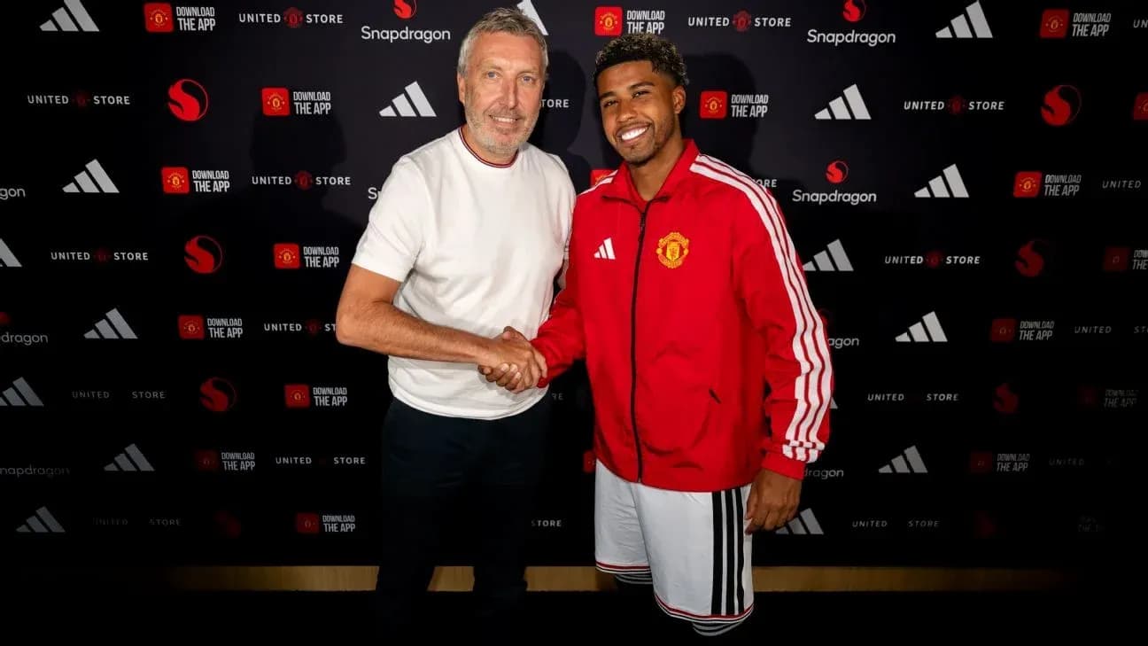 Dos personas estrechando manos en presentación de Manchester United Dos personas estrechando manos en presentación de Manchester United