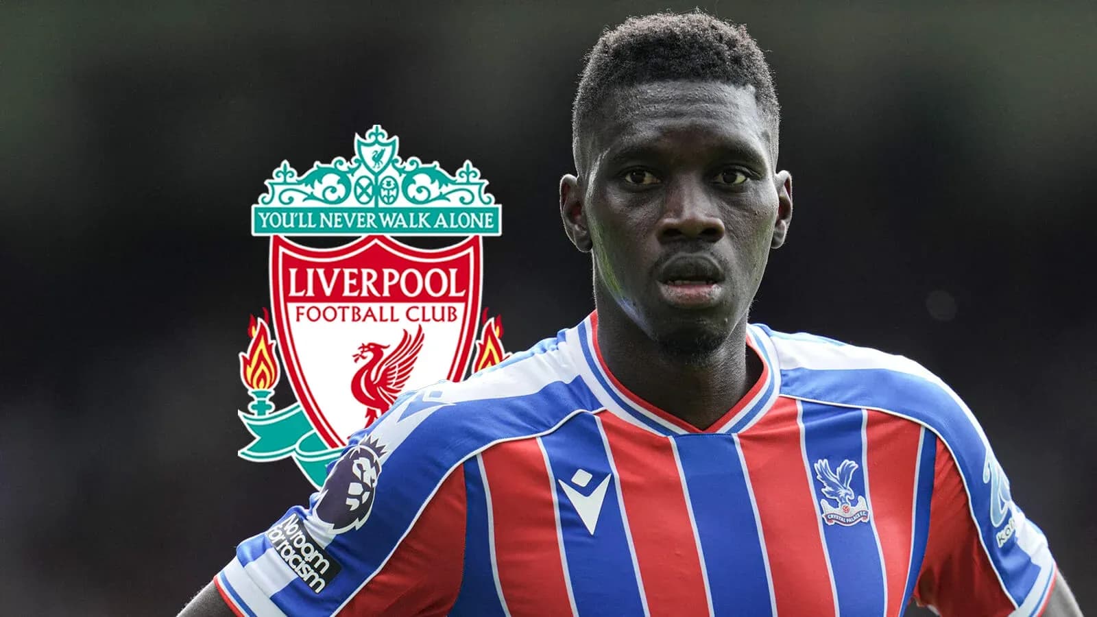 Jugador de Crystal Palace con escudo de Liverpool detrás Jugador de Crystal Palace con escudo de Liverpool detrás