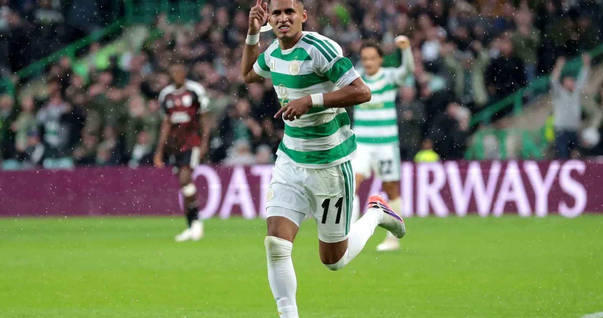 Jugador de Celtic celebra un gol en el partido Jugador de Celtic celebra un gol en el partido