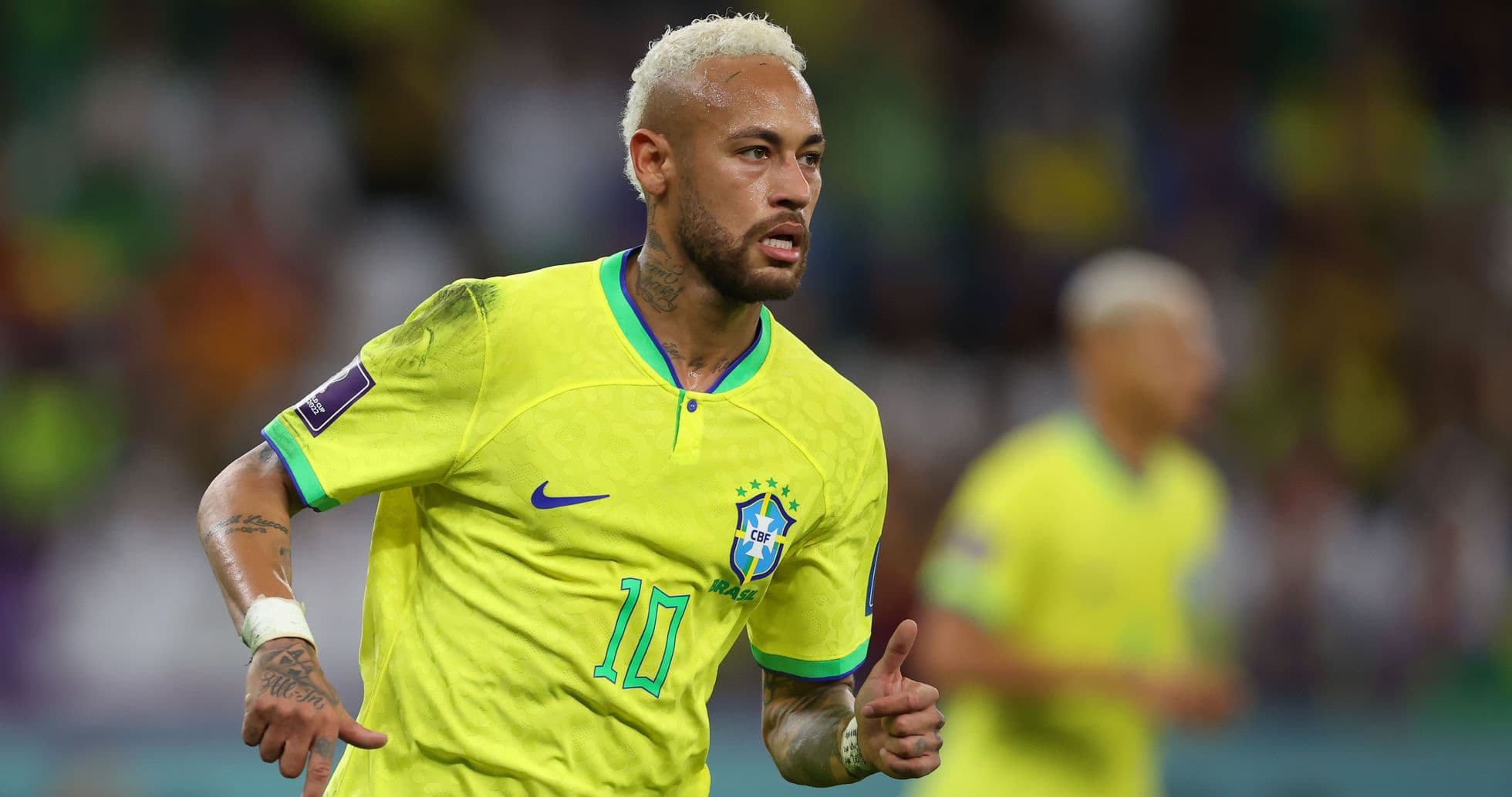 Neymar corriendo en partido de Brasil con camiseta amarilla Neymar corriendo en partido de Brasil con camiseta amarilla