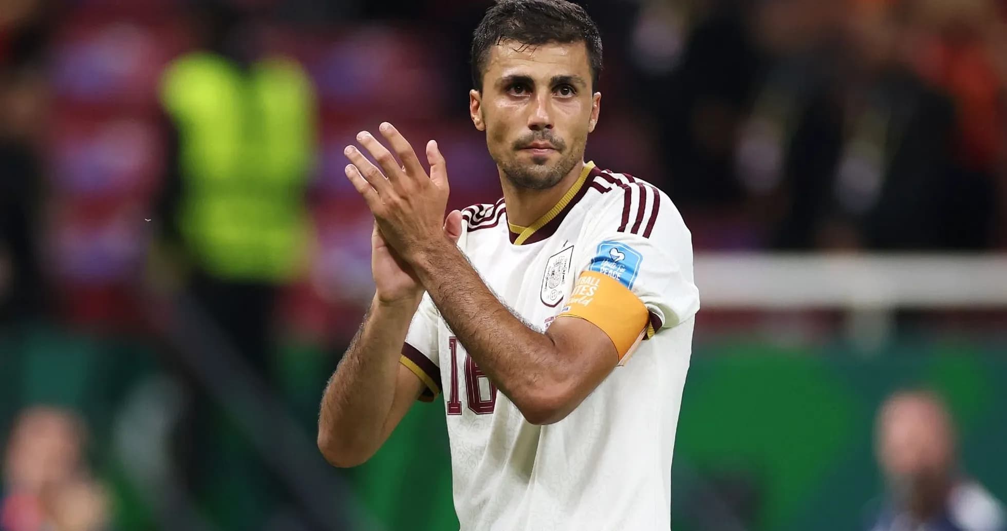 Jugador aplaudiendo con camiseta de España en el campo Jugador aplaudiendo con camiseta de España en el campo