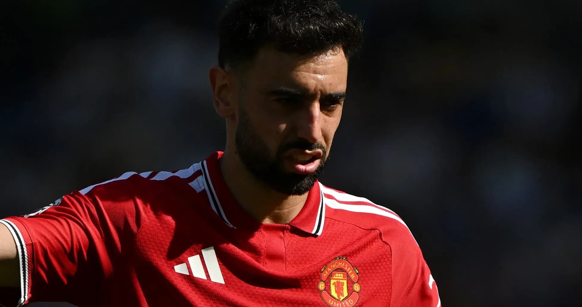 Jugador de Manchester United en uniforme rojo Jugador de Manchester United en uniforme rojo