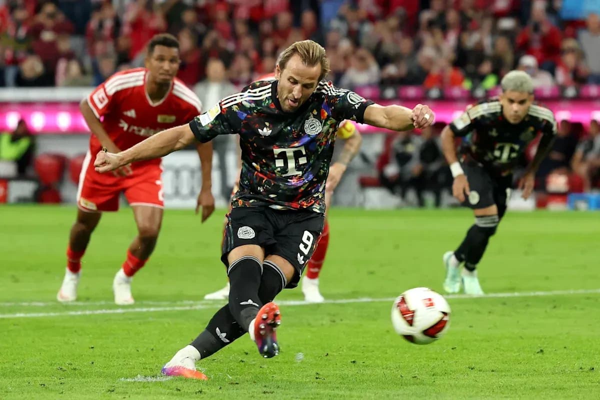 Jugador ejecutando un penalti durante un partido Jugador ejecutando un penalti durante un partido
