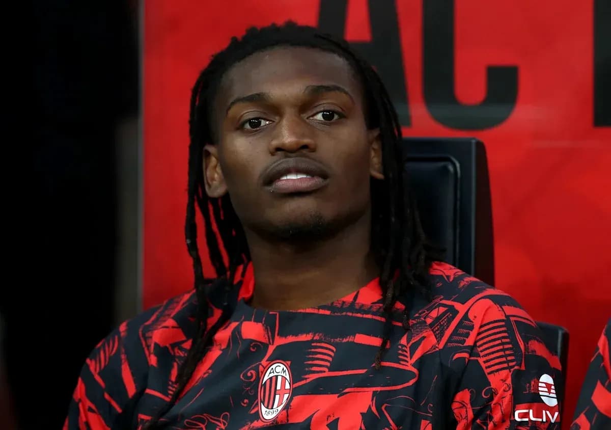 Jugador sentado en el banquillo de AC Milan Jugador sentado en el banquillo de AC Milan