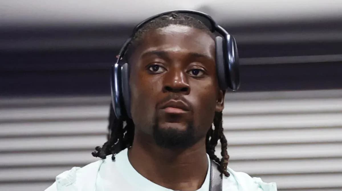 Jugador con auriculares en un vestíbulo Jugador con auriculares en un vestíbulo