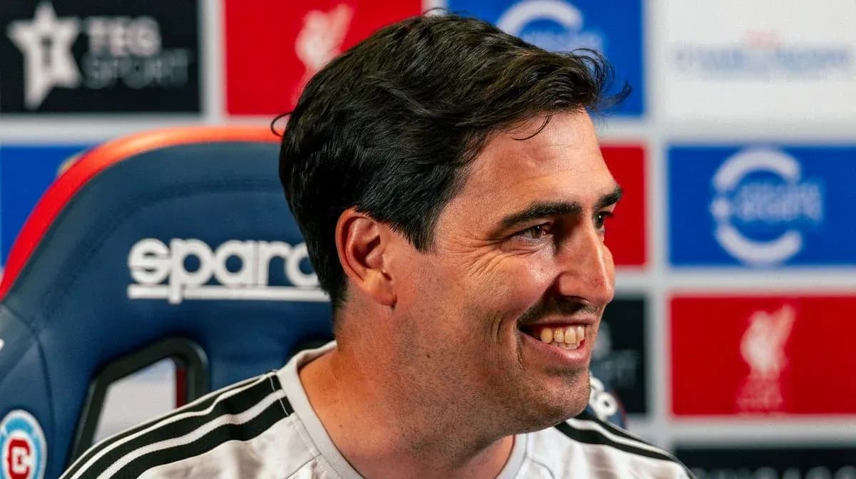 Entrenador sonriendo en rueda de prensa Entrenador sonriendo en rueda de prensa