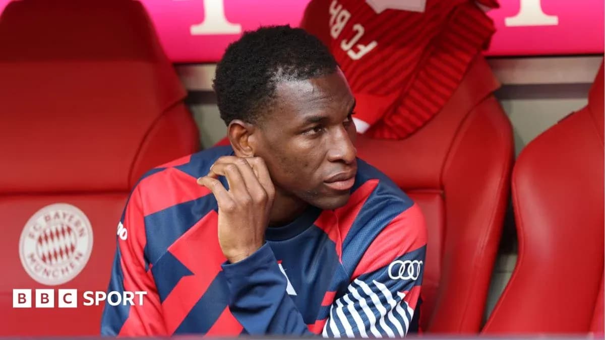 Jugador sentado en el banquillo de FC Bayern Jugador sentado en el banquillo de FC Bayern