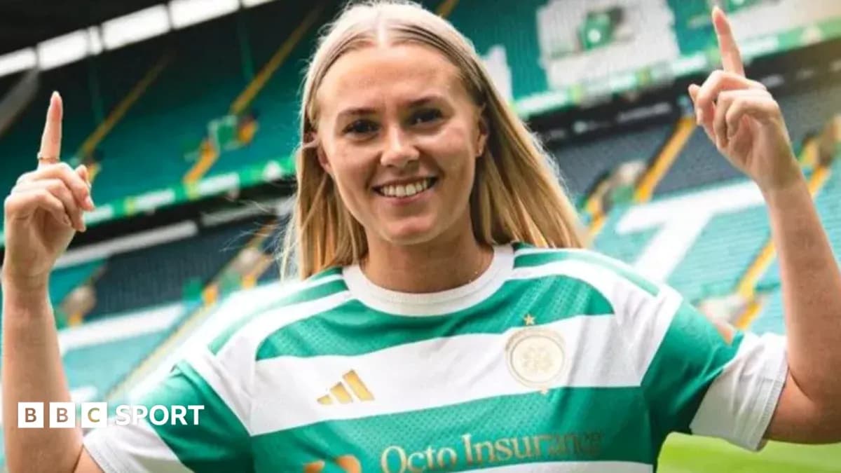 Jugadora de fútbol sonriente en camiseta de Celtic Jugadora de fútbol sonriente en camiseta de Celtic