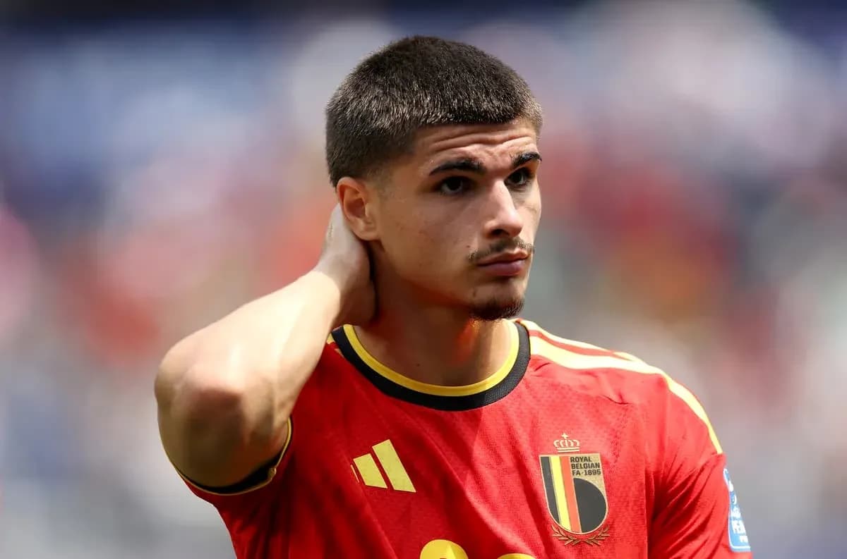 Jugador de Bélgica en uniforme rojo durante partido Jugador de Bélgica en uniforme rojo durante partido