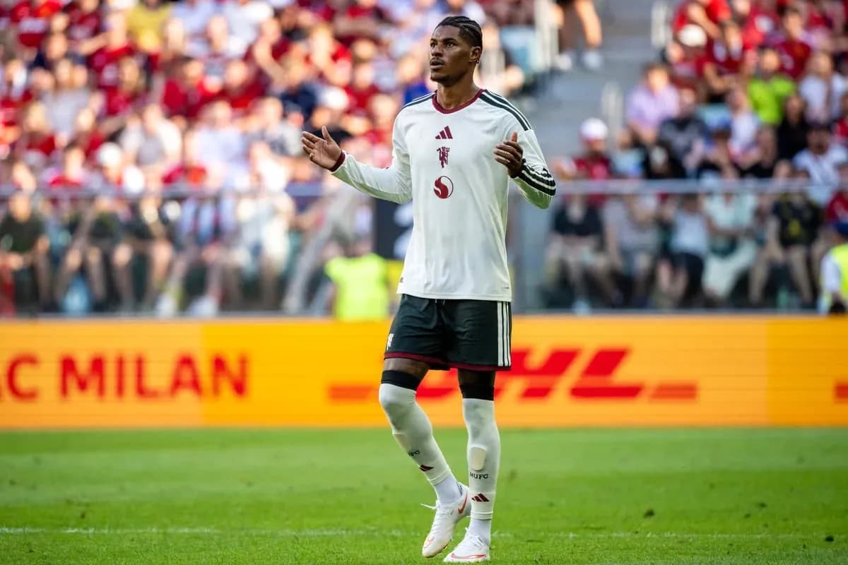 Jugador de fútbol en acción durante un partido Jugador de fútbol en acción durante un partido