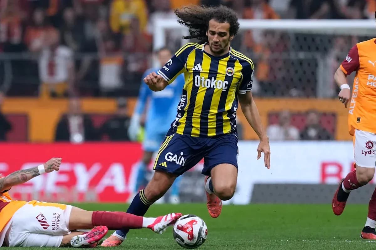 Jugador de Fenerbahçe corriendo tras el balón Jugador de Fenerbahçe corriendo tras el balón