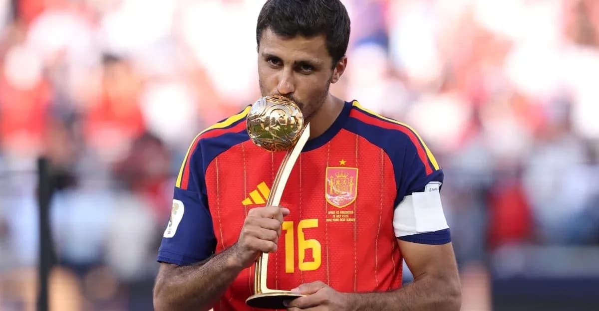 Jugador de España besando trofeo tras el partido Jugador de España besando trofeo tras el partido