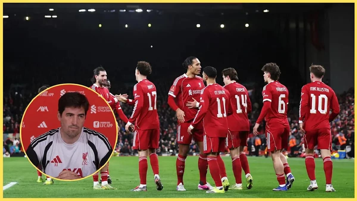 Jugadores de Liverpool celebrando en el campo Jugadores de Liverpool celebrando en el campo
