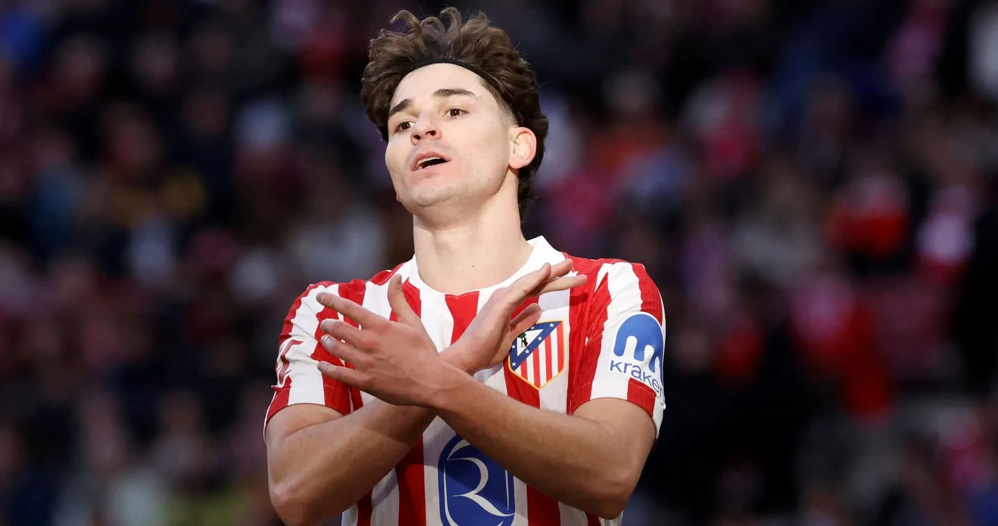 Jugador de Atlético de Madrid gesticulando durante el partido Jugador de Atlético de Madrid gesticulando durante el partido