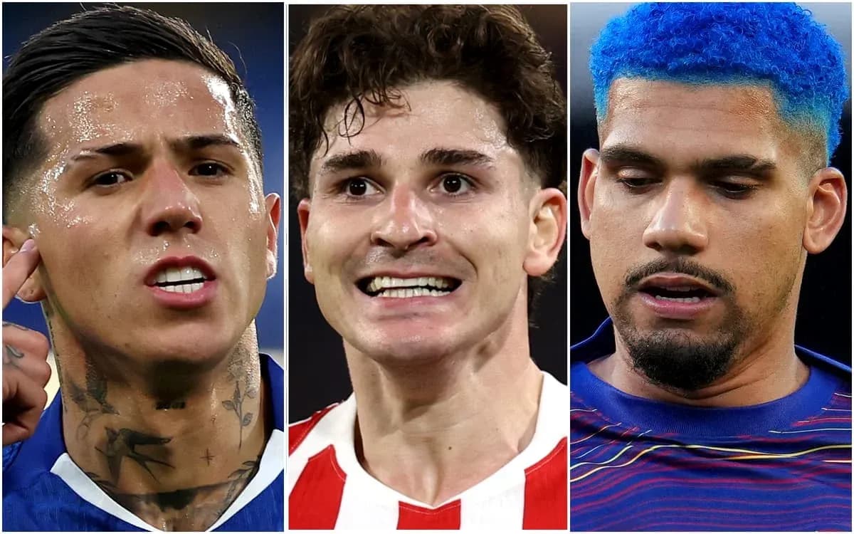 Tres jugadores de fútbol en diferentes expresiones Tres jugadores de fútbol en diferentes expresiones